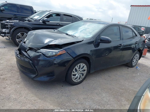 Toyota COROLLA LE 2018 5YFBURHE6JP849185 Image 2