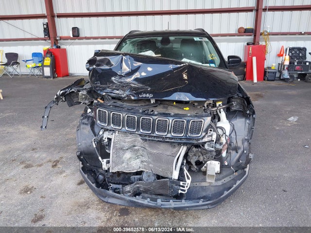 3C4NJDBB9KT807017 Jeep Compass Latitude 4x4