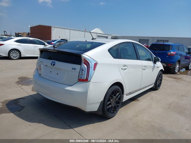 Toyota Prius Three 2015 JTDKN3DU5F0395052 Image 4