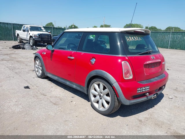 2006 MINI COOPER S WMWRE33576TJ39256 Photo 2