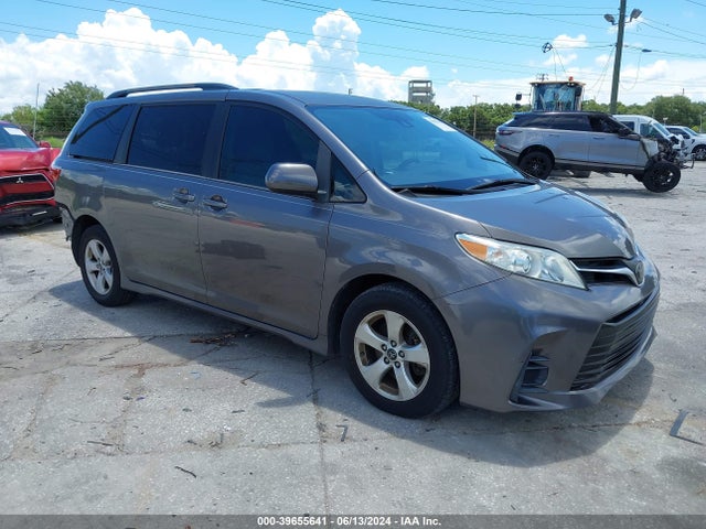 Toyota Sienna Le 8 Passenger 2018 5TDKZ3DC1JS923641 zdjęcie główne