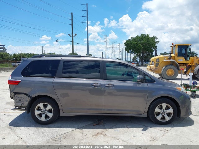 Toyota Sienna Le 8 Passenger 2018 5TDKZ3DC1JS923641 Image 14