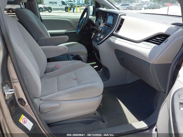 Toyota Sienna Le 8 Passenger 2018 5TDKZ3DC1JS923641 Image 5