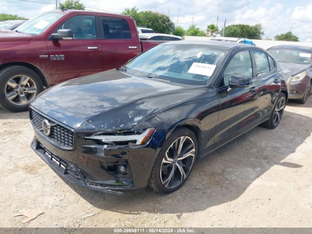 7JRL12FK8RG295269 Volvo S60 B5 Core Dark Theme