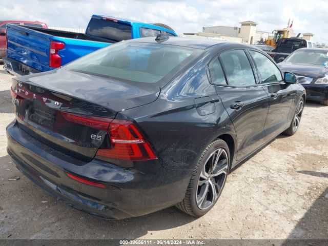 7JRL12FK8RG295269 Volvo S60 B5 Core Dark Theme