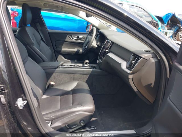 7JRL12FK8RG295269 Volvo S60 B5 Core Dark Theme