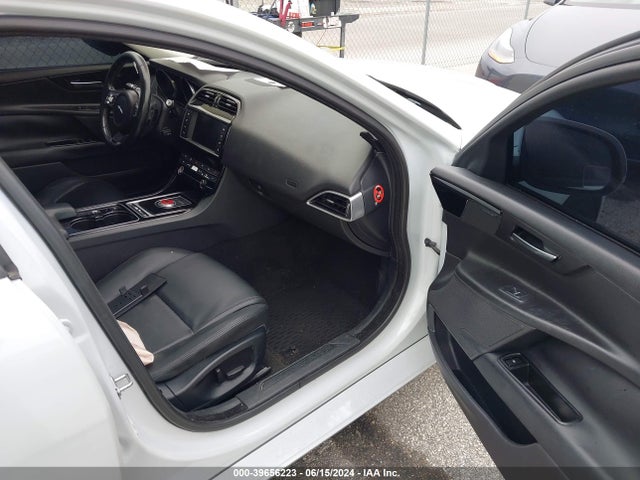 2017 JAGUAR XE SAJAD4BG6HA972073 Photo 4