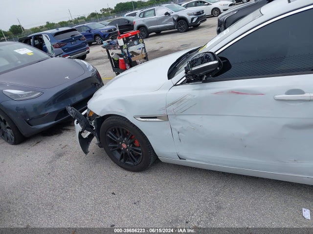 2017 JAGUAR XE SAJAD4BG6HA972073 Photo 5