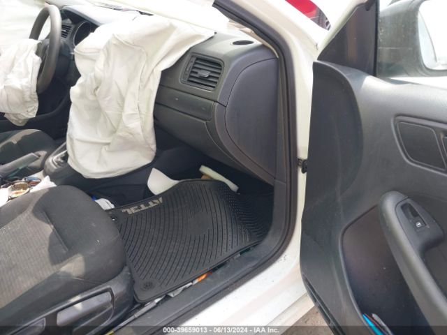 3VW2K7AJ8FM327526 Volkswagen Jetta 2.0l S