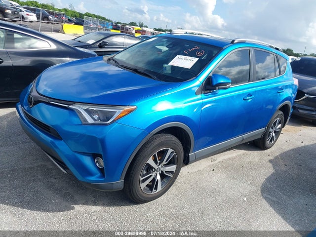 Toyota Rav4 Xle 2017 JTMWFREV1HJ104164 Image 2
