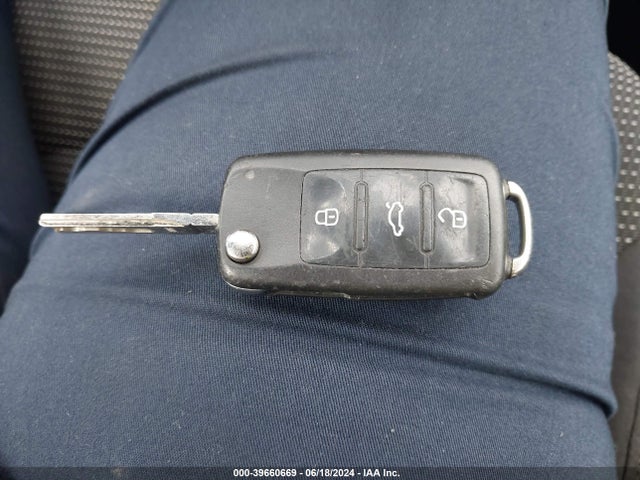 1VWAT7A33GC023985 Volkswagen Passat 1.8t S