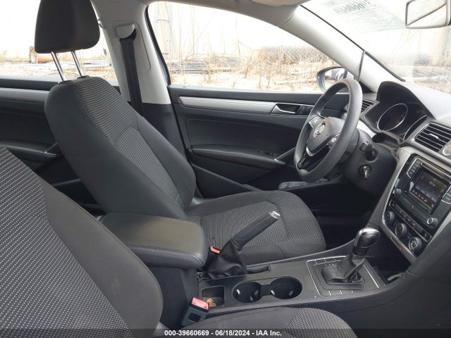 1VWAT7A33GC023985 Volkswagen Passat 1.8t S