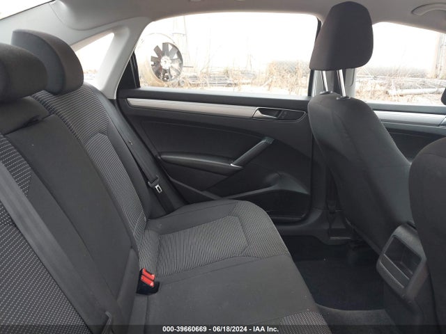1VWAT7A33GC023985 Volkswagen Passat 1.8t S