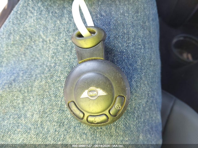 2010 MINI COOPER WMWMF3C54ATZ21630 Photo 10