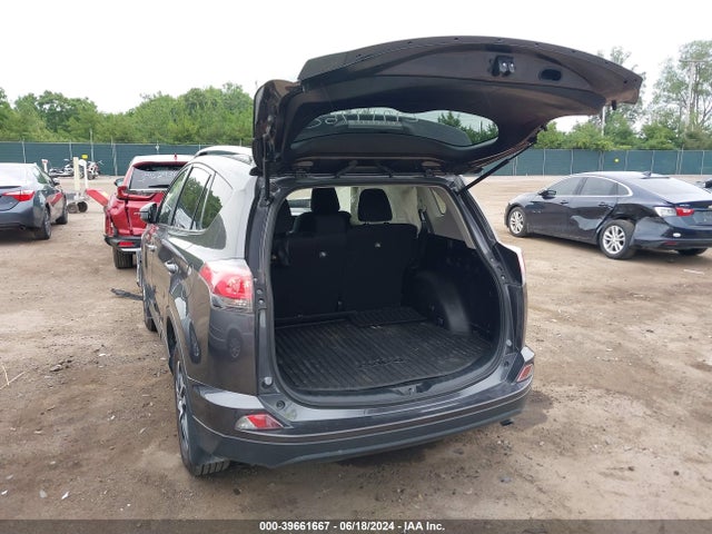 Toyota RAV4 LE 2018 JTMBFREV3JJ742033 Image 3
