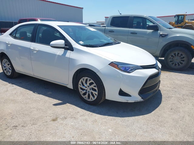 Toyota COROLLA LE 2018 5YFBURHE1JP840801 main image