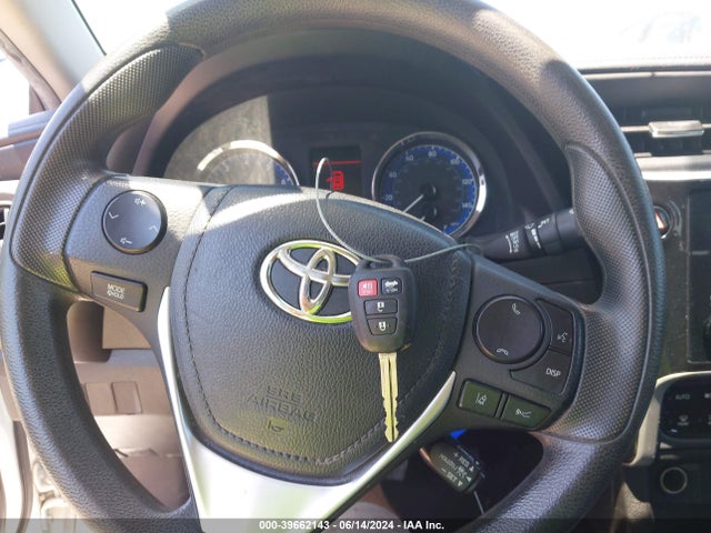 Toyota COROLLA LE 2018 5YFBURHE1JP840801 Image 11