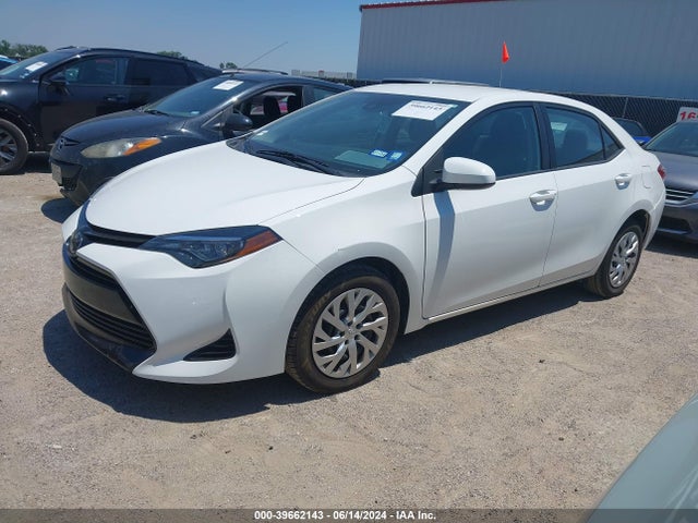 Toyota COROLLA LE 2018 5YFBURHE1JP840801 Image 2