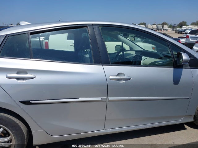 Toyota Prius Two 2017 JTDKBRFU2H3035151 Image 13