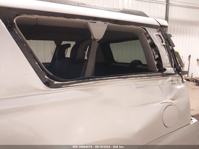 Chevrolet Suburban Lt 2018 1GNSKHKC3JR201775 Image 18
