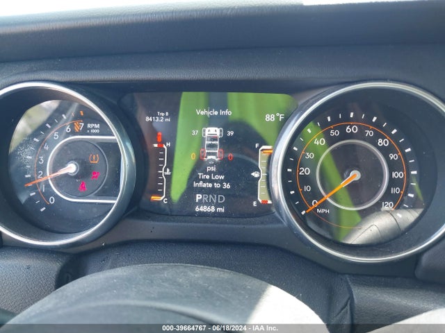 1C4HJXEG8JW303251 Jeep Wrangler Unlimited Sahara 4x4