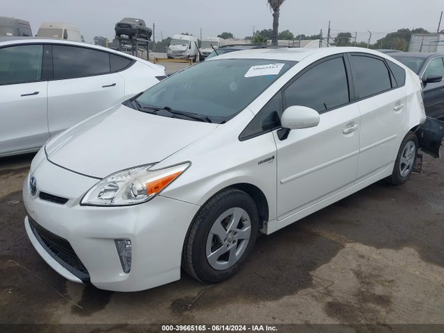 Toyota Prius Three 2014 JTDKN3DU1E0375167 Image 2