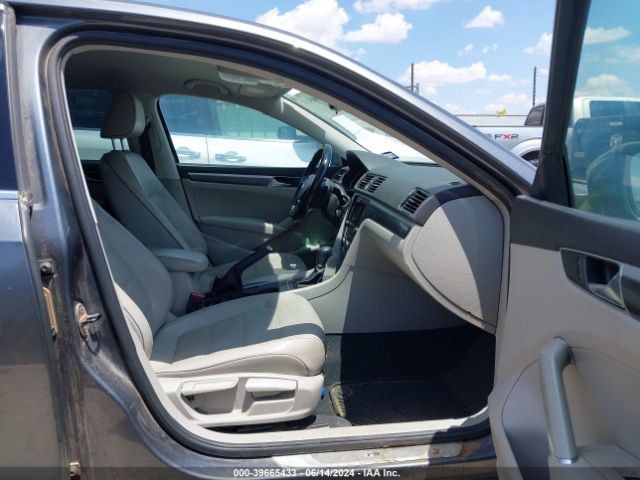 1VWDT7A36HC076176 Volkswagen Passat 1.8t R-line