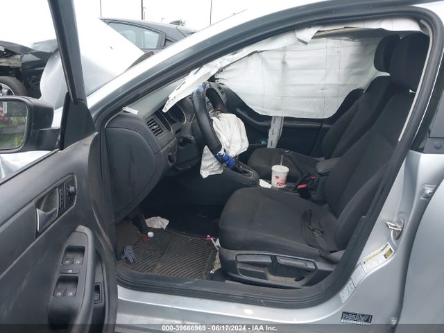 3VW2K7AJ7FM413295 Volkswagen Jetta 2.0l S