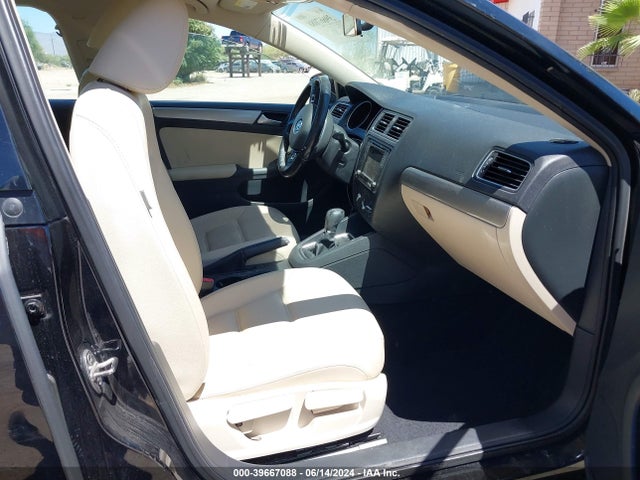 3VWDB7AJ0JM206829 Volkswagen Jetta 1.4t Se/1.4t Wolfsburg Edition