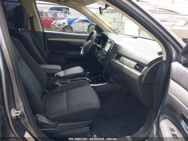 JA4AD2A33JJ003834 Mitsubishi Outlander Es