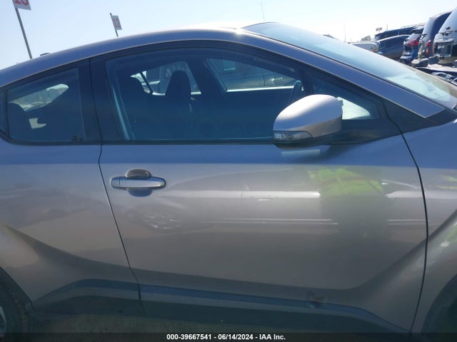 Toyota C-HR XLE 2018 NMTKHMBX7JR045050 Image 13