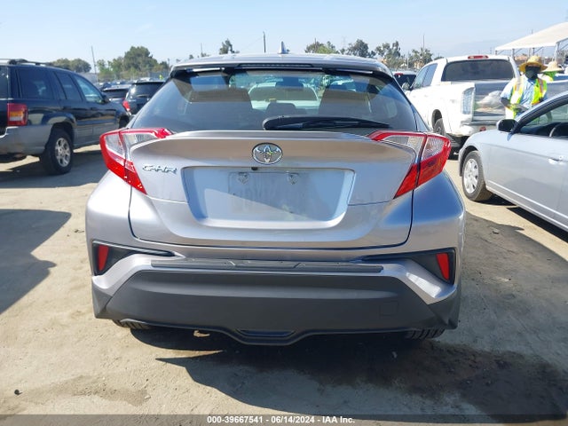 Toyota C-HR XLE 2018 NMTKHMBX7JR045050 Image 16