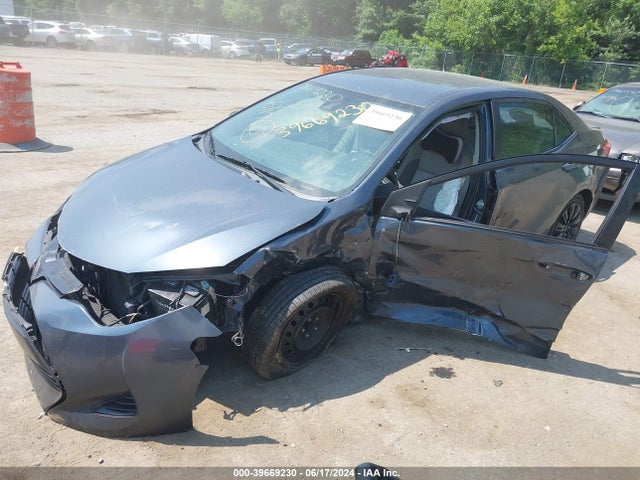 Toyota COROLLA LE 2018 2T1BURHE3JC022681 Image 2