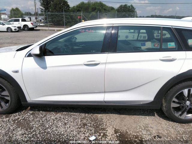 W04GV8SX4J1102609 Buick Regal Tourx Essence
