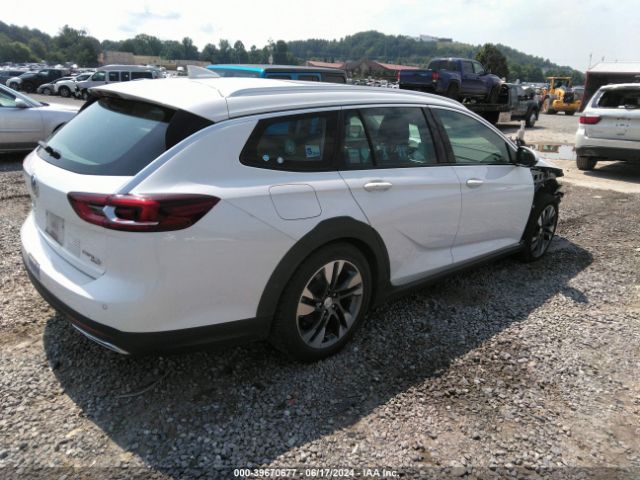 W04GV8SX4J1102609 Buick Regal Tourx Essence
