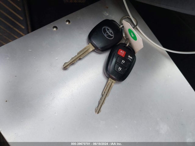 Toyota COROLLA SE 2018 5YFBURHE9JP846006 Image 11