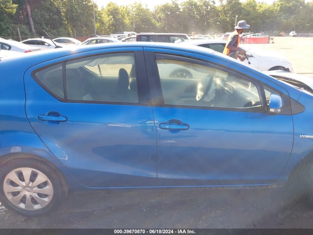 Toyota Prius C Two 2014 JTDKDTB37E1575378 Image 13