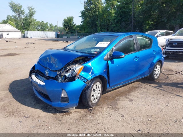 Toyota Prius C Two 2014 JTDKDTB37E1575378 Image 2