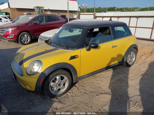 2008 MINI COOPER WMWMF33588TT64344 Photo 1