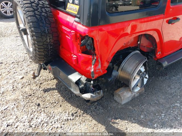 1C4HJXEGXJW311898 Jeep Wrangler Unlimited Sahara