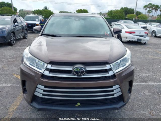 5TDZARFH6JS041821 Toyota Highlander Le