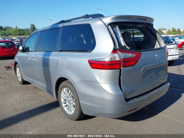 Toyota Sienna Xle 8 Passenger 2017 5TDYZ3DC0HS809490 Image 3