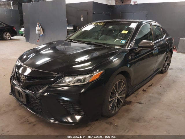 Toyota CAMRY SE 2018 4T1B11HK2JU575272 Image 2