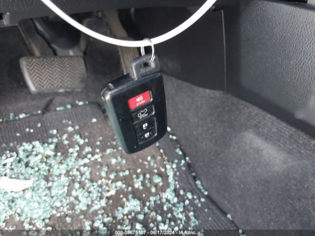 2T3NFREVXGW273336 Toyota RAV4 SE