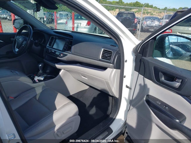 Toyota Highlander Limited Platinum 2017 5TDDZRFH1HS423977 Image 5