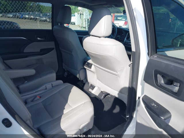 Toyota Highlander Limited Platinum 2017 5TDDZRFH1HS423977 Image 8