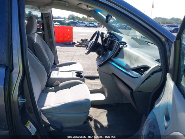 5TDKZ3DCXHS777573 Toyota Sienna Le 8 Passenger