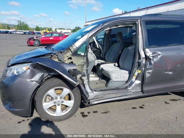 5TDKZ3DCXHS777573 Toyota Sienna Le 8 Passenger