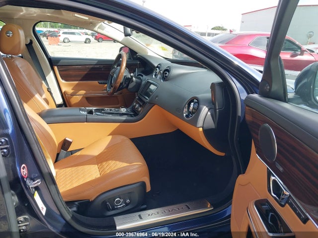 2016 JAGUAR XJ SAJWJ2GD1G8V93229 Photo 4