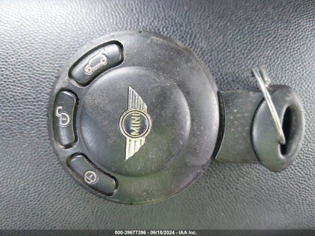 2010 MINI COOPER WMWMF3C55ATZ62199 Photo 10